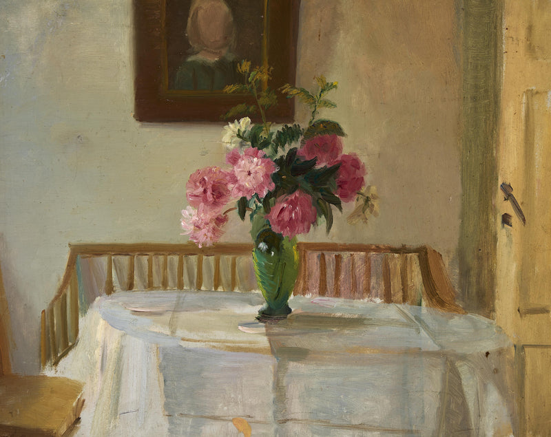 Interiör av Anchers hus, Markvej-gatan i Skagen, med rosa krysantemum i en vas placerad på ett bord. - Anna Ancher