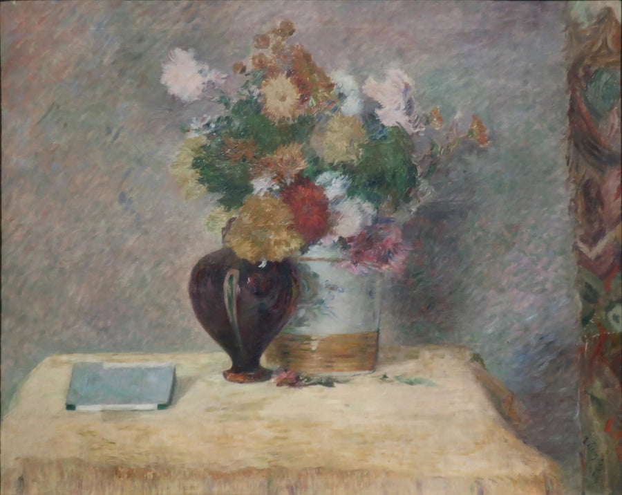 Blommor och japansk bok på ett bord - Paul Gauguin