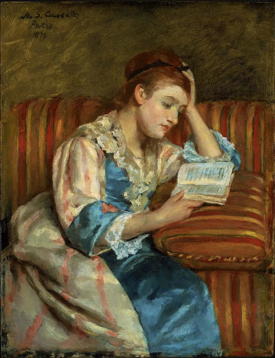 Fru Duffee sittande på en randig soffa och läser - Mary Cassatt