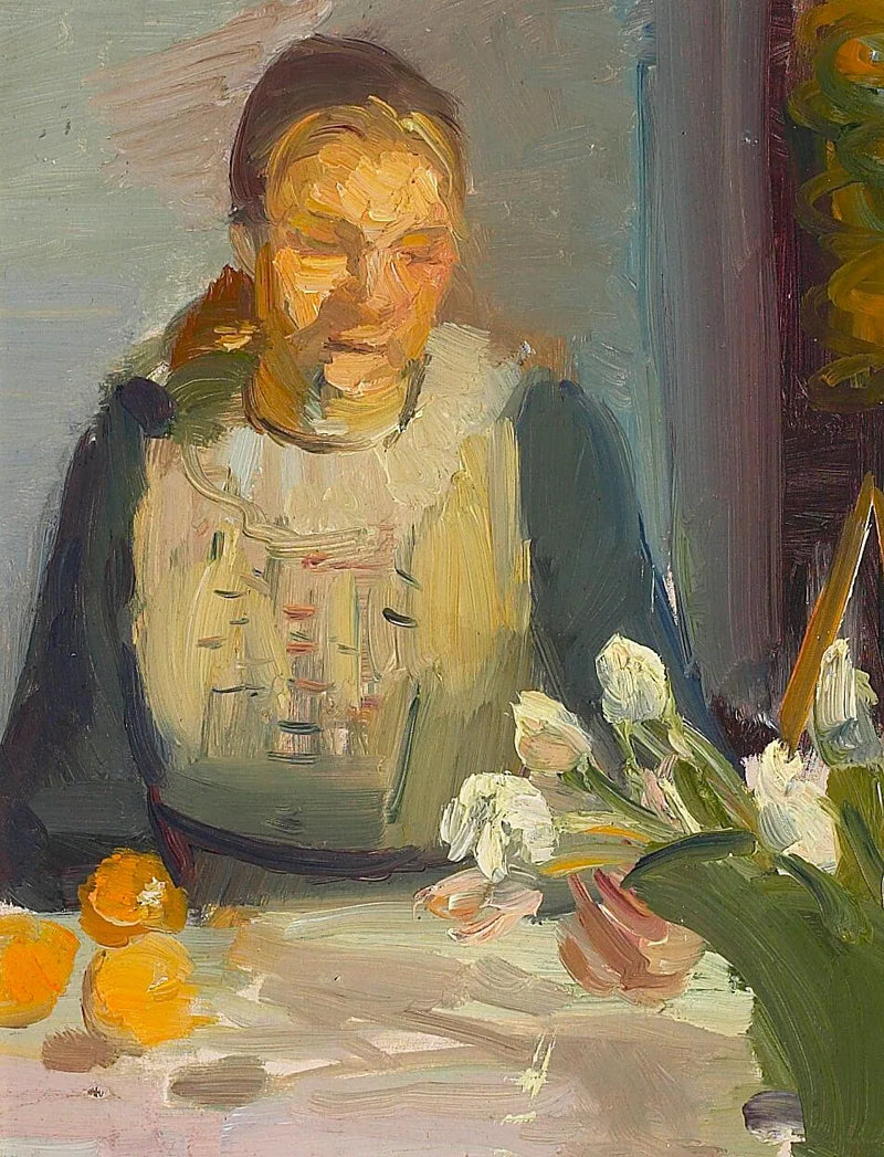 Porträtt av Maren Brems sittande vid ett solbelyst bord med vita och rosa tulpaner i en grön vas. - Anna Ancher