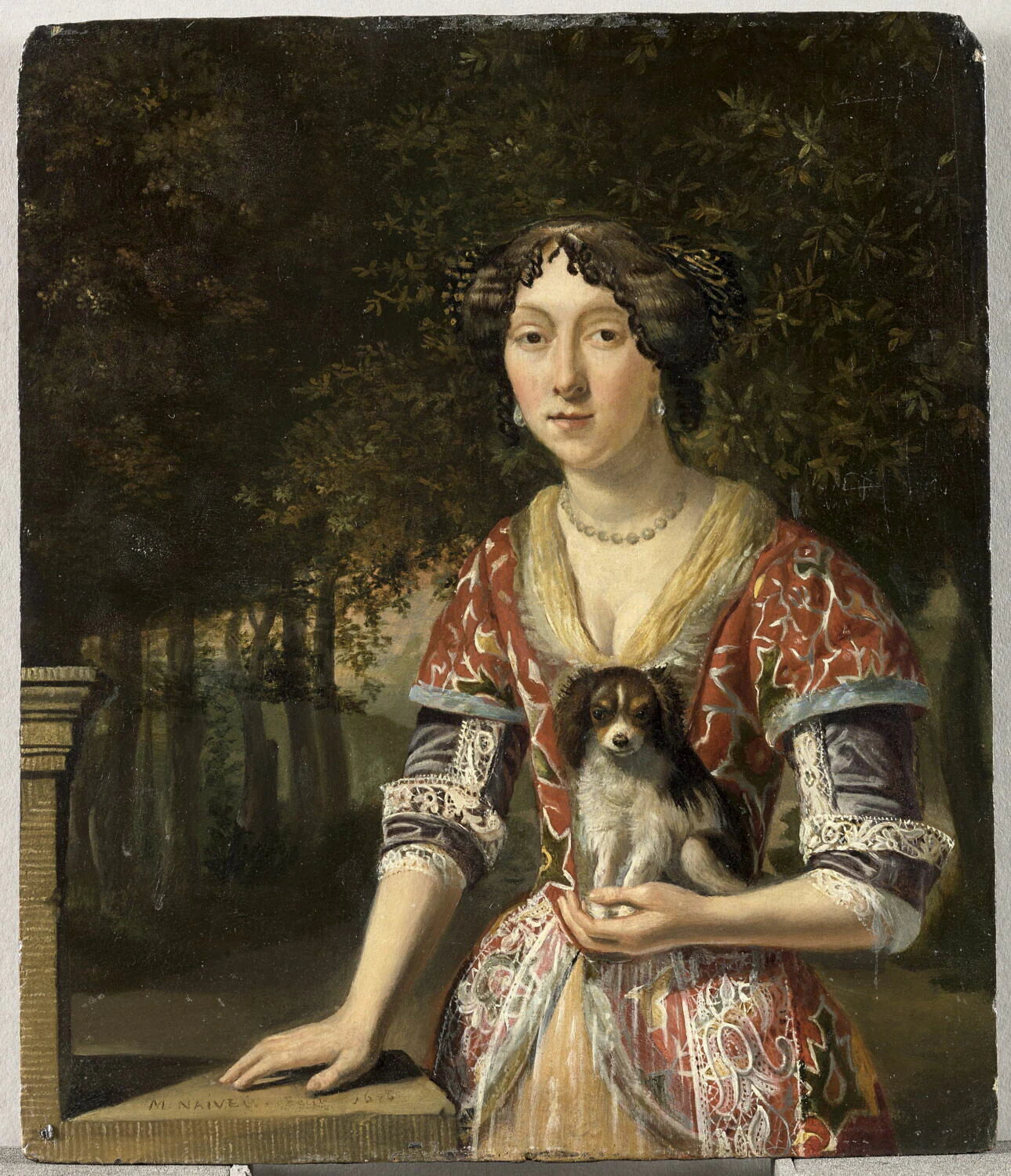 Portrait d'une jeune femme tenant un petit chien, sur fond agreste - Matthijs Naiveu